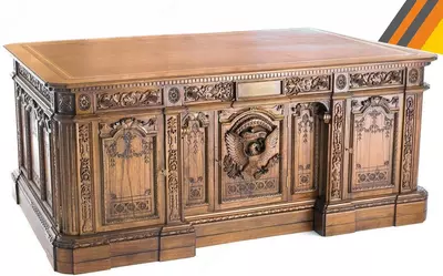 Резной стол из массива дерева