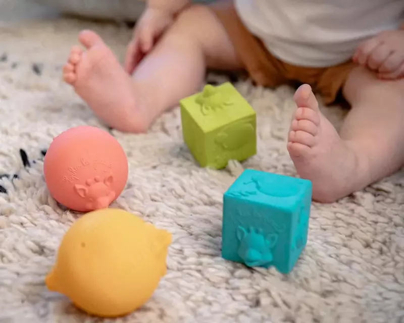 Vulli to'plamidagi o'yinchoqlar to'plar Sofi kublari