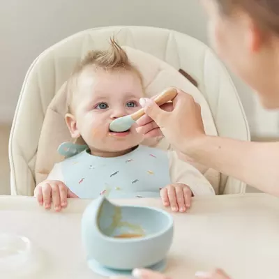 Bolalar uchun idishlar to'plami: so'rg'ich kosasi va qoshiq Happy Baby  (Buyuk Britaniya)
