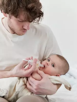 O'lchash stakan qopqog'i va silikon uchi bo'lgan dori dispenseri/sirop uchun Happy baby (Buyuk Britaniya)