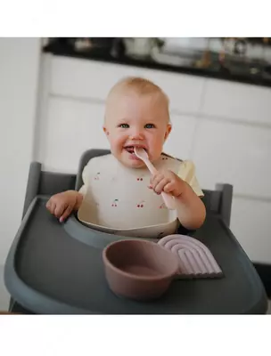 Нагрудник Mushie силиконовый cherry