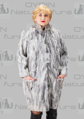 Afg&#39;on afg&#39;on qorako&#39;lining oyoqlaridan mo&#39;ynali palto.