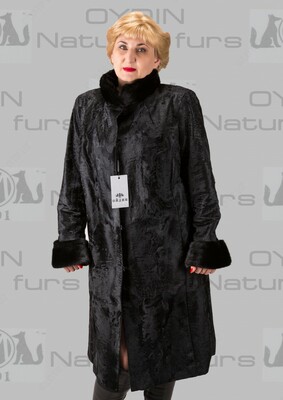 Qora astraxan mo&#39;ynali kiyimlari