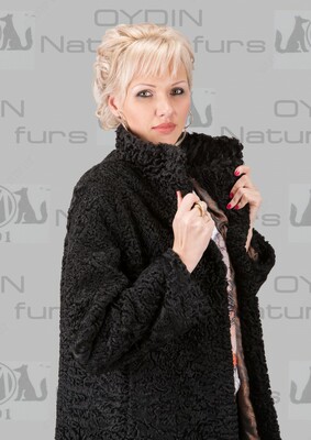 Qora qorako&#39;ldan qisqa mo&#39;ynali palto