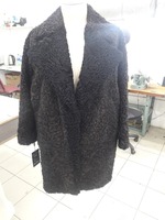 Ingliz yoqa bilan qoraqarag'ay mo'ynasidan yasalgan mo'ynali kiyimlar