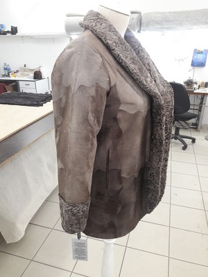 Полушубка из меха каракулчи с шалевым воротником цвета сур - от 3 118 500 сум / шт.