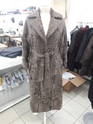 Шуба из меха каракулчи цвет золотистый