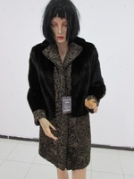 Полушубка из меха каракуля цвет сур комбинированно с мехом норки коричневого цвета