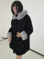 Полушубка из меха черного каракулчи с капюшоном сделано из меха норки цвет сапфир - от 6 237 000 сум