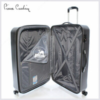 Дорожный чемодан марки Pierre Cardin.