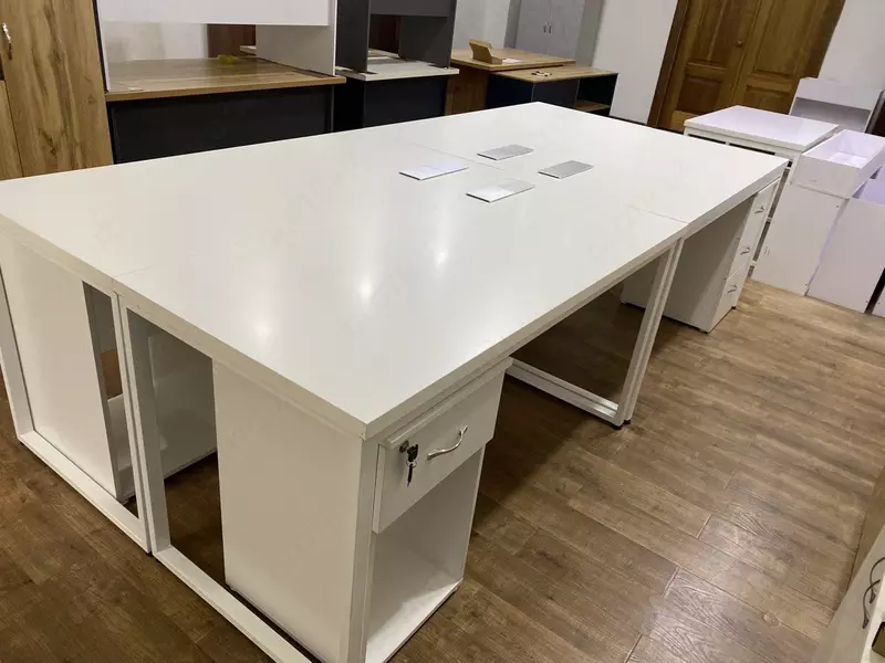 Xodimlar uchun mebel