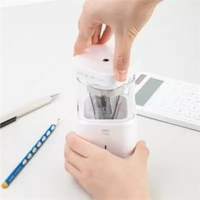 Точилка электрическая  6,9-8мм (цвета: белый, черный, темно-синий) 71203 Deli