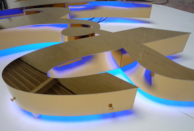 Изготовление качественных объемных букв из нержавеющей стали