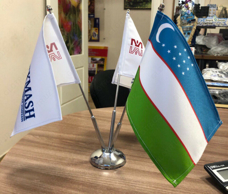 Настольные флаги на тройном флагштоке