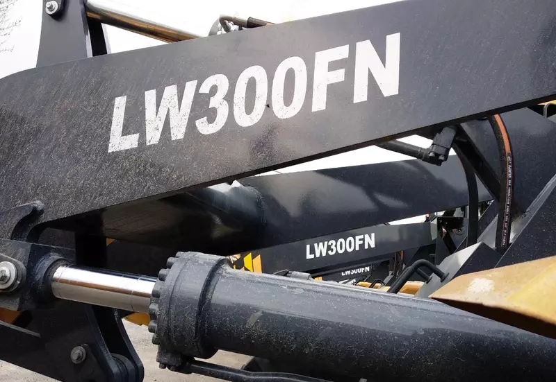 Китайский Фронтальный погрузчик XCMG LW300FN 1