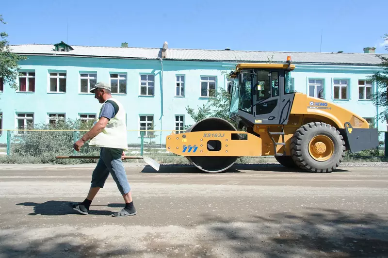 XCMG XS163J bir barabanli bandajsiz (qoplamasiz) yo‘l tekislagich (katok)