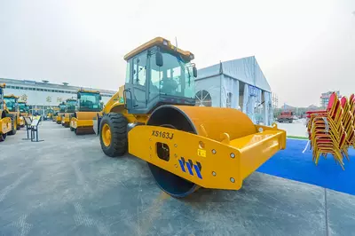 XCMG XS163J bir barabanli bandajsiz (qoplamasiz) yo‘l tekislagich (katok)