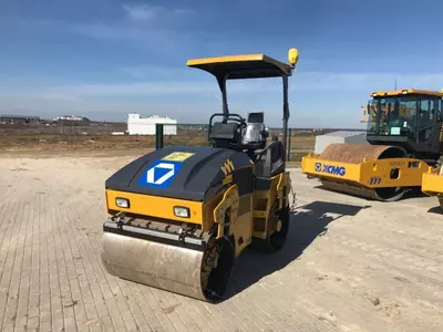 Двух барабанный вибрационный каток 4 тоник XCMG