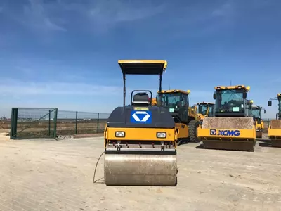 Двух барабанный вибрационный каток 4 тоник XCMG