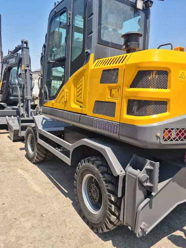 560 000 000 сум Экскаватор колесный BAODING BD80D