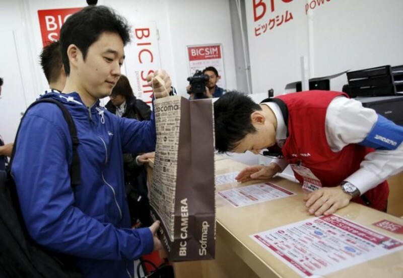 APPLE WATCH ПОСТУПИЛИ В ПРОДАЖУ. SAMSUNG ПОКАЗАЛА ТИЗЕР СВОИХ НОВЫХ СМАРТ-ЧАСОВ