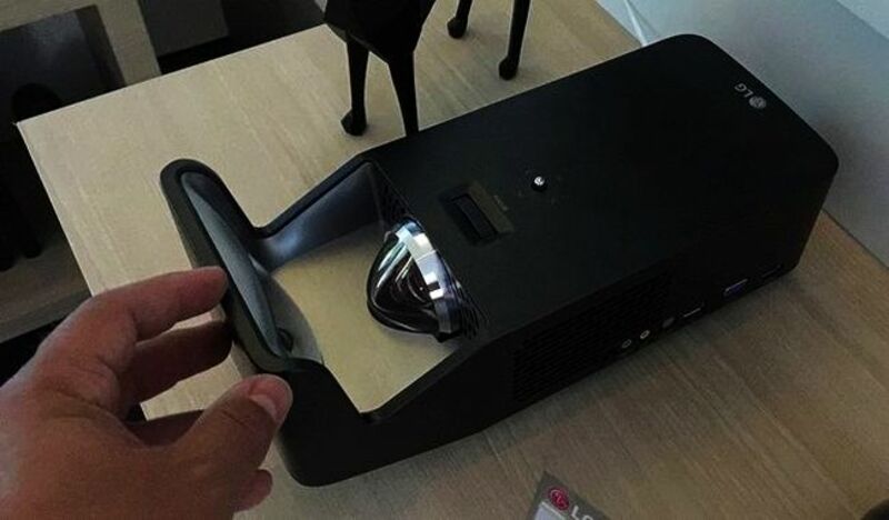 LG ПОКАЗАЛА НЕВЕРОЯТНО УДОБНЫЙ И КОМПАКТНЫЙ ДОМАШНИЙ ПРОЕКТОР