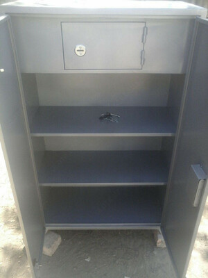 Металлический шкаф для документов