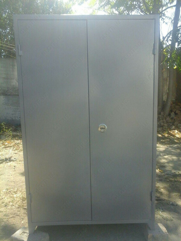 Металлический шкаф для документов