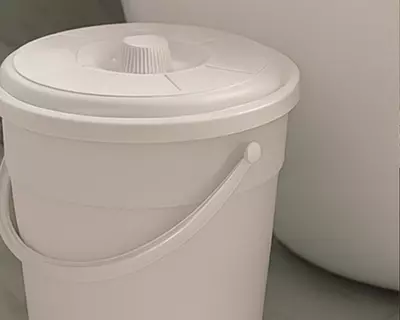 Ведро с крышкой белое