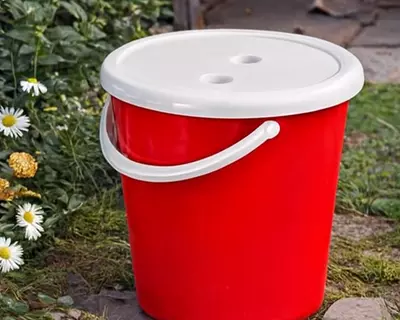 Ведро с крышкой красное