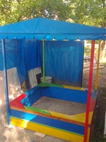 Песочница с крышей  навесом.