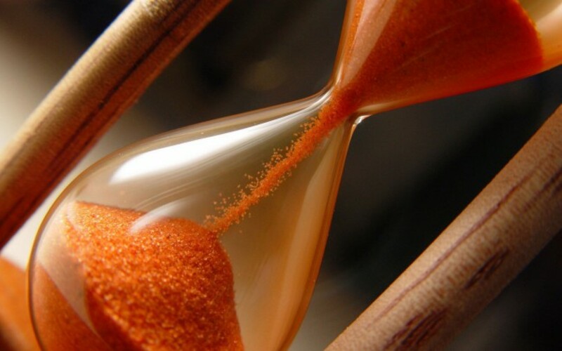 В НАШЕЙ ВСЕЛЕННОЙ МЕДЛЕННО ИСЧЕЗАЕТ ВРЕМЯ