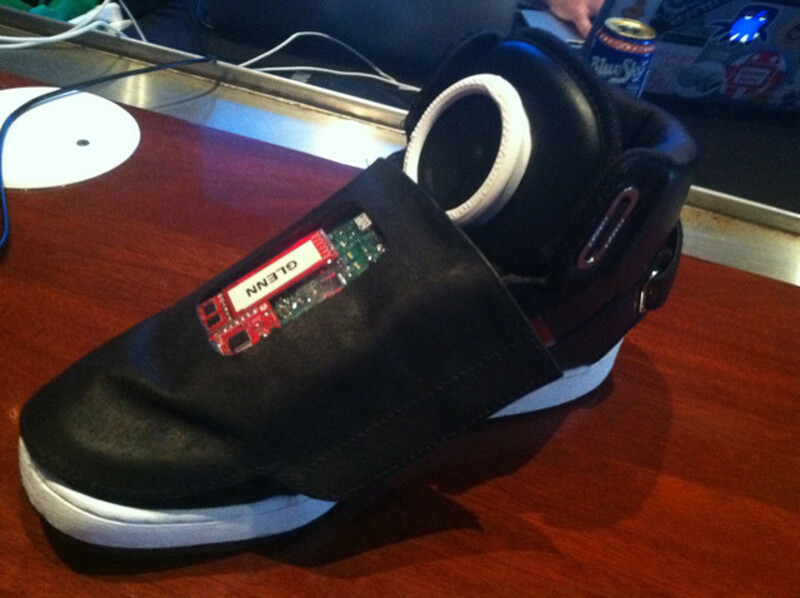 Говорящие кроссовки от Google