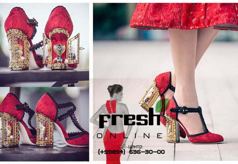 Qiz külotda tort oyoqqa otirdi