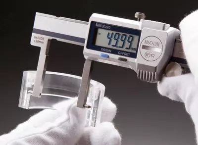 Ichki o‘yiqlar uchun shtangensirkul 20–170 mm, aniqligi 0,01 mm.