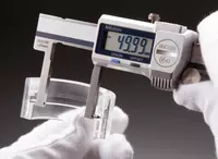 Ichki o‘yiqlar uchun shtangensirkul 10–200 mm