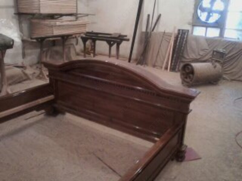 Деревянные кровати.