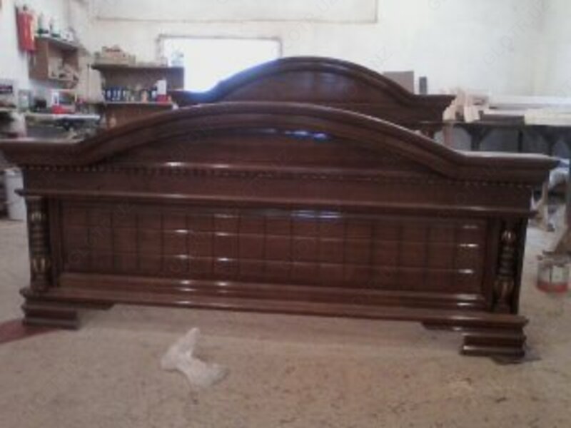   Деревянные кровати.