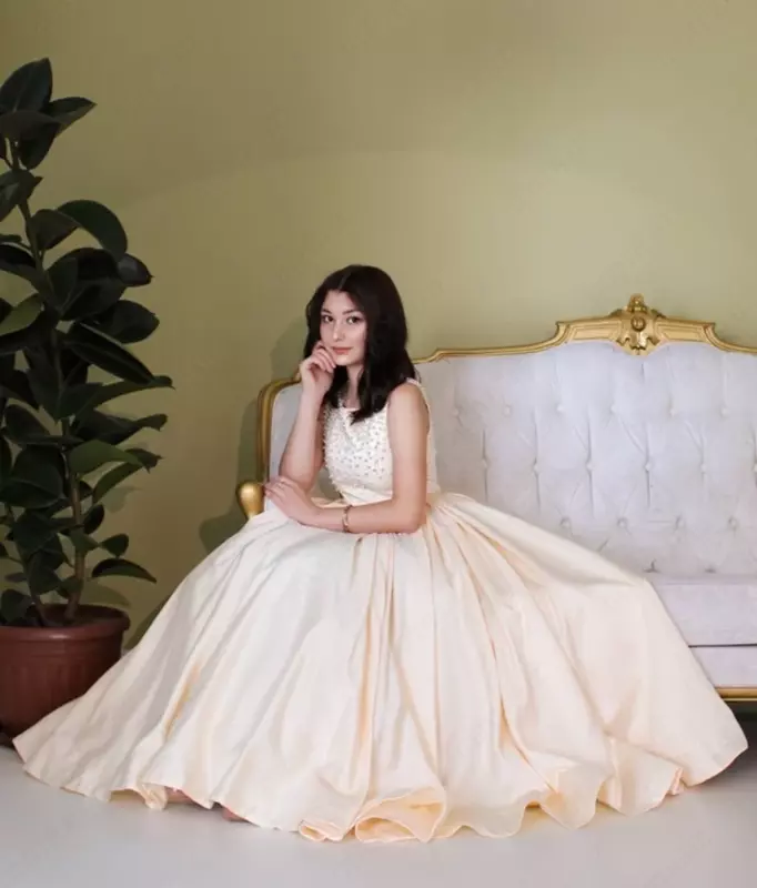 Yumshoq shaftoli rangidagi o'spirin kechki libosi