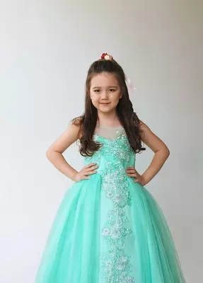 Нежное платье бирюзового цвета для девочки