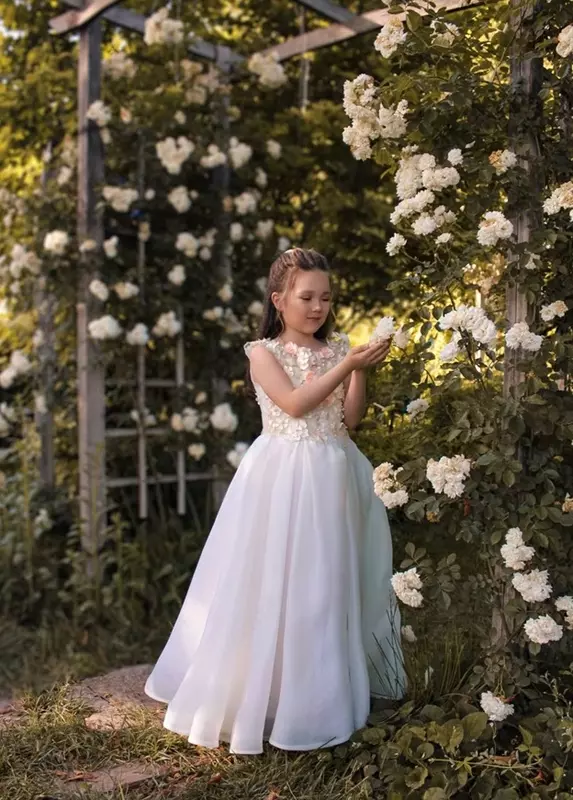 Платье для девочки с нежными цветочками