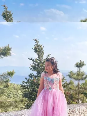 Qiz uchun polda pushti libos