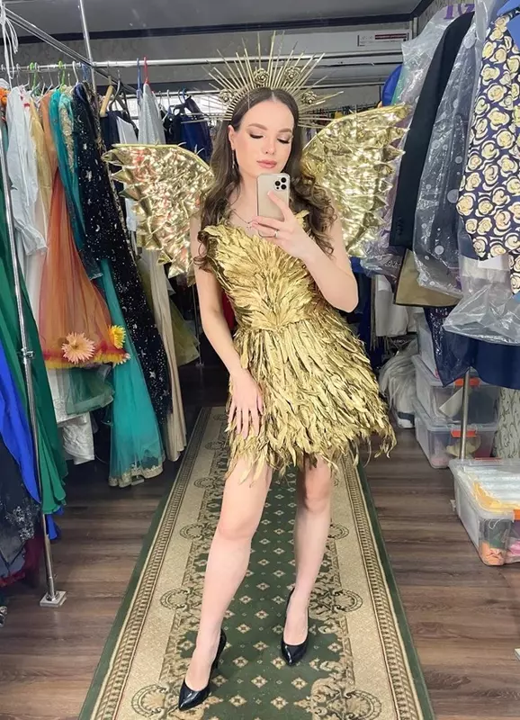 Платье золотистое из натуральных перьев ручной работы.