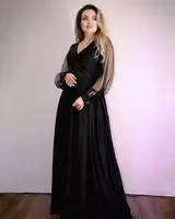 Kechki libos uzun yengli qora rangda.