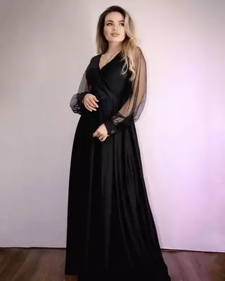 Kechki libos uzun yengli qora rangda.