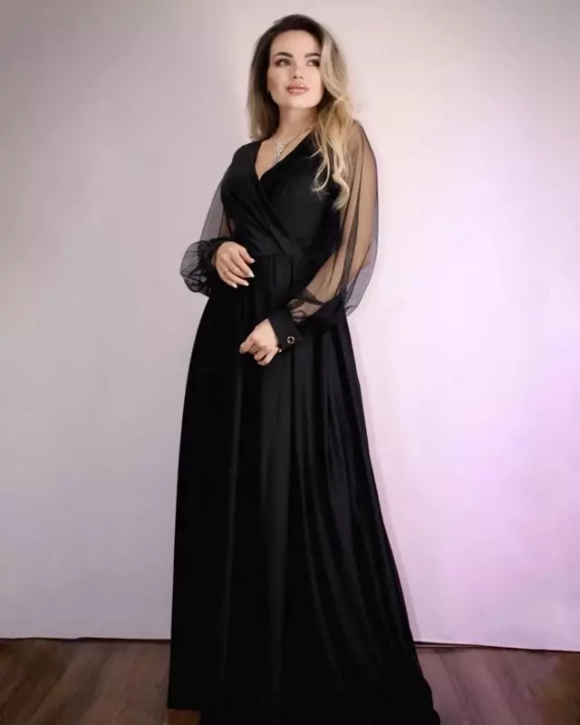 Kechki libos uzun yengli qora rangda.