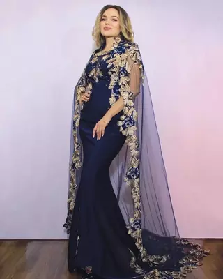 Poezd bilan olijanob ko'k rangdagi kechki libos