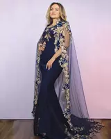 Poezd bilan olijanob ko'k rangdagi kechki libos