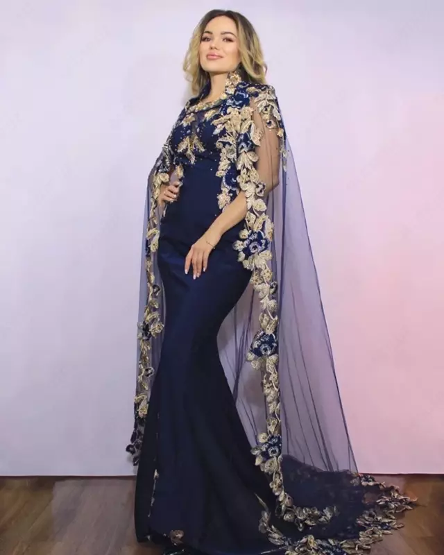 Poezd bilan olijanob ko'k rangdagi kechki libos