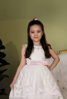 Qiz uchun atlas pushti kamar bilan oq libos.